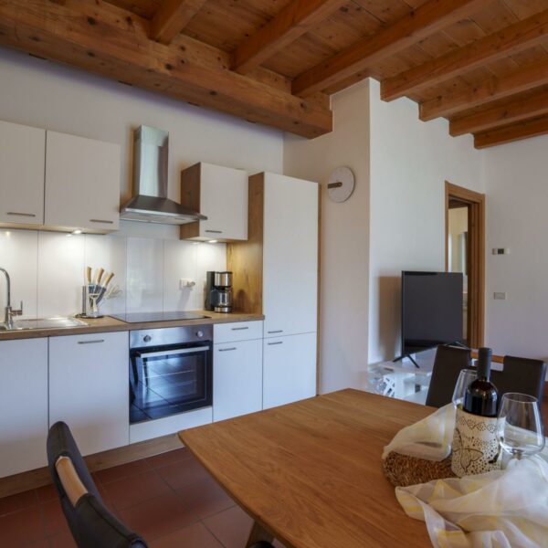 Appartamento sul lago di Garda completamente attrezzato e appena ristrutturato per coppie, con 2 camere e balcone privato