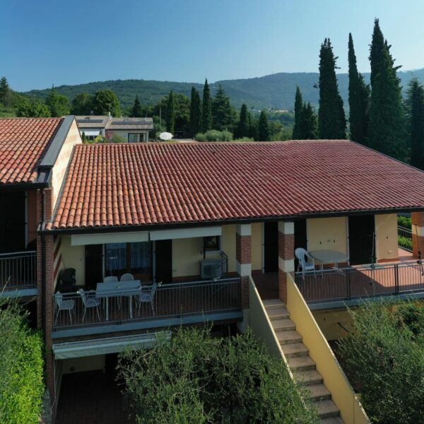 Appartamento con piscina e giardino ben curato sul Lago di Garda